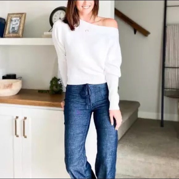 Evereve Sweaters - Evereve Greer Off Shoulder White Pullover sweater long sleeve Large NWT
